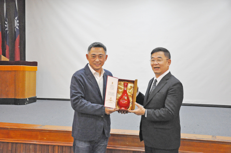 金門縣長楊鎮浯與華僑協會總會理事長林齊國互相交換物。(楊水詠攝)