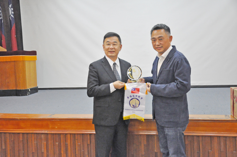 金門縣長楊鎮浯與華僑協會總會理事長林齊國互相交換物。(楊水詠攝)