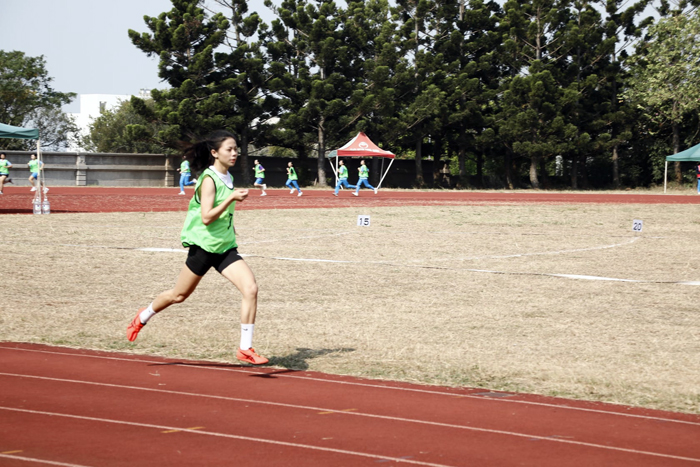 林玟在女子八百公尺破大會紀錄。（金門高中提供）