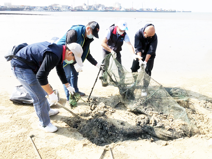冬季淨灘活動在料羅港區舉辦，以行動響應「向海致敬」。（觀光處提供）