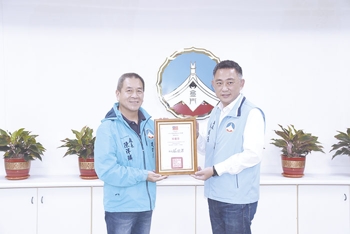 會中並由建設處長陳祥麟將該處榮獲內政部110年度建築物施工管理業務考核計畫特優獎獎項呈獻給楊鎮浯縣長。（翁維智攝）