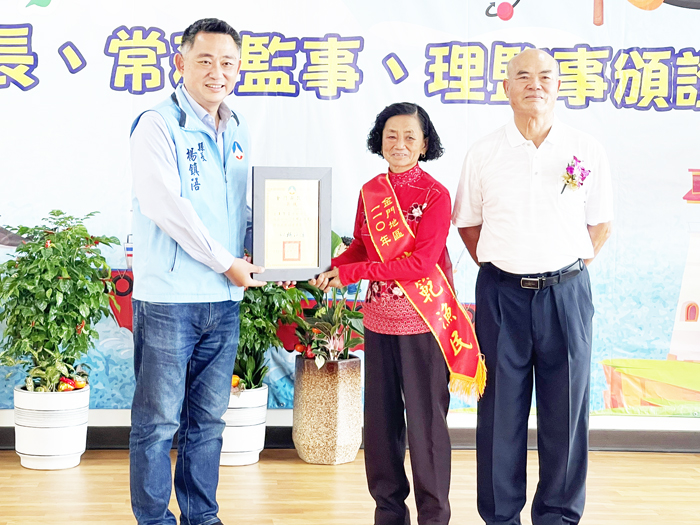金門區漁會辦理「慶祝110年漁民節表揚大會，縣長楊鎮浯等貴賓頒獎表揚模範漁民、模範漁家，向漁民祝賀佳節，並頒發當選證書給第20屆理監事。（陳麗妤攝）
