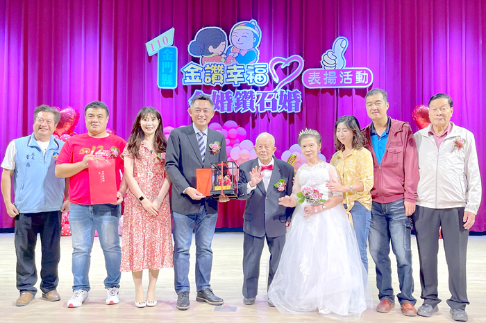 縣長楊鎮浯伉儷偕五鄉鎮長表揚來自五鄉鎮，結婚60年之長者。（陳麗妤攝）