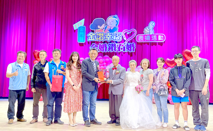 縣長楊鎮浯伉儷偕五鄉鎮長表揚來自五鄉鎮，結婚60年之長者。（陳麗妤攝）