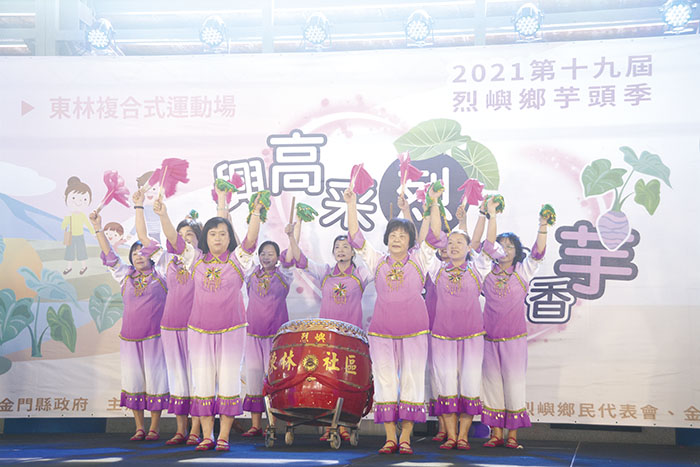 鑼鼓唱曲與舞蹈揭開序幕。（許加泰攝）