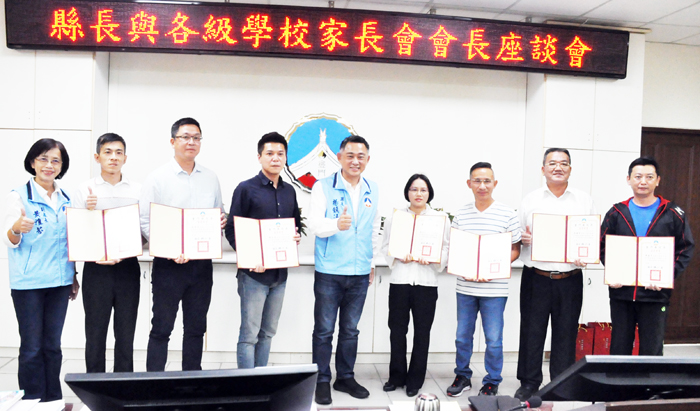 縣長楊鎮浯頒發一一○學年度國民中小學學校新任家長會會長當選證書。（楊水詠攝）