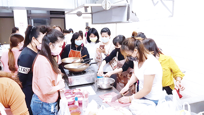 結合法治教育活動，新住民學習中心辦理家鄉菜分享活動，讓新住民姊妹得以交流廚藝。（新住民學習中心提供）