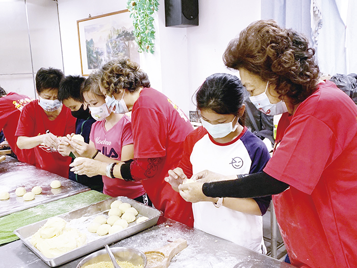 配合湖小70周年校慶，輔導室結合食農教育與家庭教育活動，邀請志工媽媽入校，帶領學生動手做「阿金」與「小湖」圖騰之紅龜粿，成品造型討喜親民。（金湖國小提供）