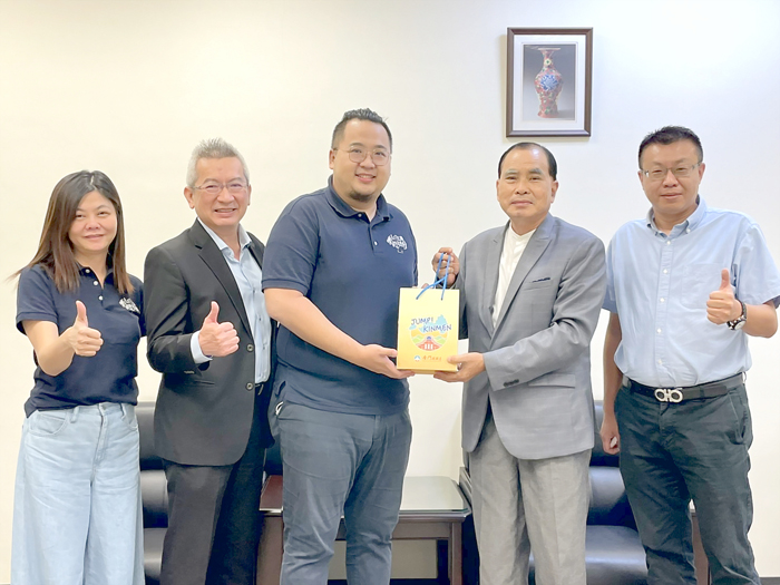 縣府觀光處長丁健剛(左三)拜會台南科學工業園區科學工業同業公會郭春暉處長(右二),推介企業員工獎勵旅遊活動。(觀光處提供)