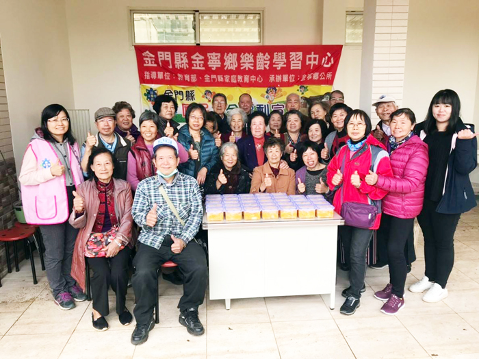 劉國棋老師(二排左二)退休後持續進修農業相關課程,投身金寧樂齡講師的行列。 (金寧鄉公所提供)