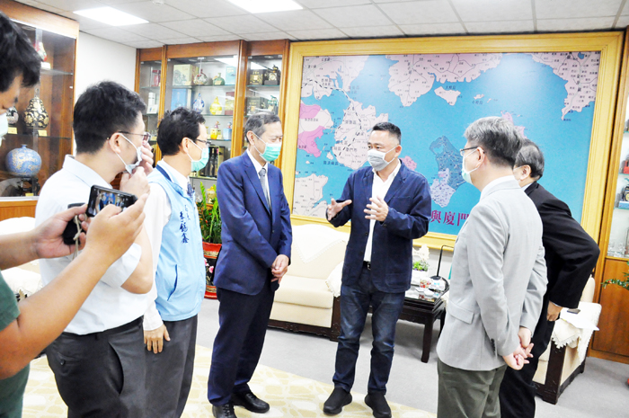 金門縣長楊鎮浯昨會見台北榮民總醫院院長許惠恒一行,針對金門醫療現況及迫切需求做溝通討論,會後贈送紀念禮物合影。(楊水詠攝)