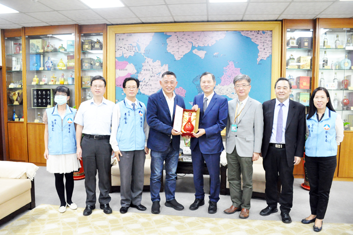金門縣長楊鎮浯昨會見台北榮民總醫院院長許惠恒一行,針對金門醫療現況及迫切需求做溝通討論,會後贈送紀念禮物合影。(楊水詠攝)