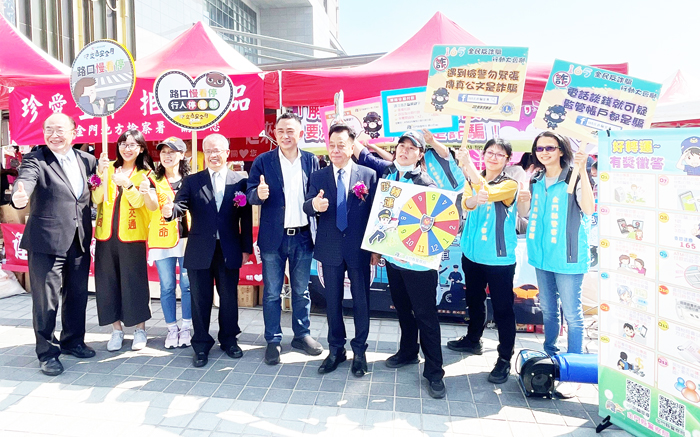 同時也不忘為各單位之重要政策宣導站台助陣,圖為金門縣警局反詐騙宣導。(陳麗妤攝)