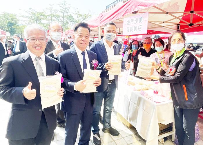 與會貴賓在董事長洪培根陪同下參與市集,縣長楊鎮浯、議長洪允典也用行動力挺各優質商品。(陳麗妤攝)