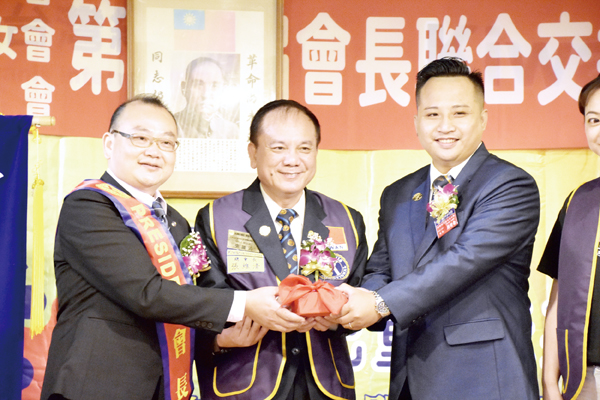 金瑞國際同濟會由第6屆的何嘉培，交接給第7屆的顏楷侖。（詹宗翰攝）