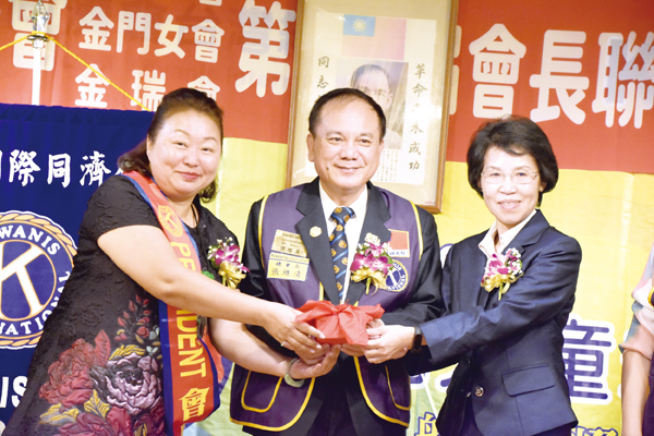 金門女國際同濟會由24屆的張莉，交接給25屆的陳雅蘭。（詹宗翰攝）