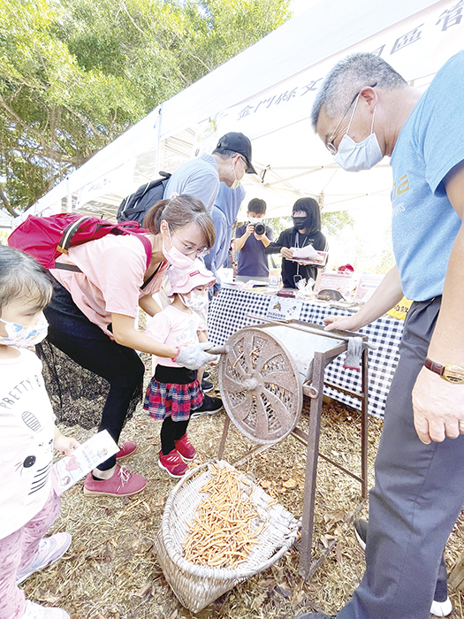 金門農村生活節昨日假林務所辦理,民眾闔家出遊,DIY地瓜紅龜粿、地瓜餅、動手編織花帔籃,體驗製作地瓜簽等,透過多元方式,重溫令人懷念的農村生活。(陳麗妤攝)