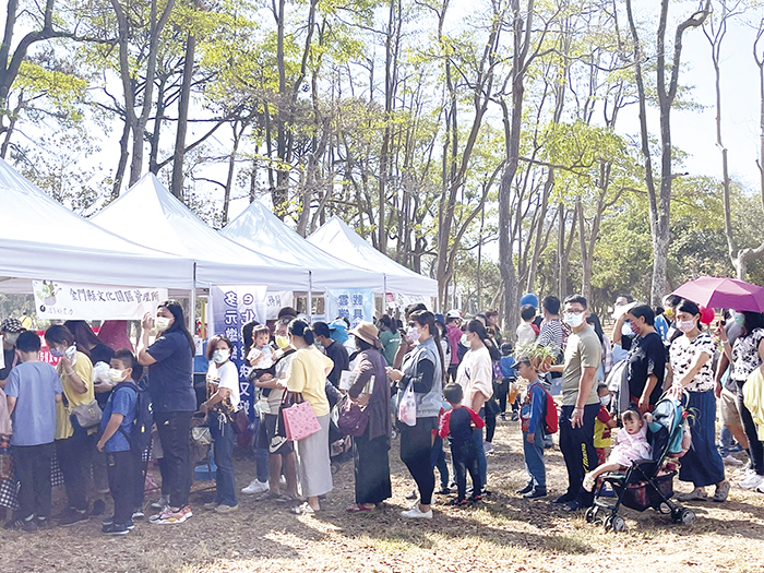 金門農村生活節昨日假林務所辦理,民眾闔家出遊,DIY地瓜紅龜粿、地瓜餅、動手編織花帔籃,體驗製作地瓜簽等,透過多元方式,重溫令人懷念的農村生活。(陳麗妤攝)