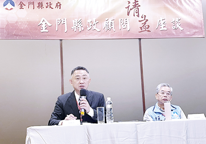 「110年度金門縣政顧問請益座談會」,縣長楊鎮浯頒發聘書予142位縣政顧問,也偕同副縣長李增財及縣府團隊列席聽取建言,強調會有序治理,和各界攜手帶領金門走向永續之路。(陳麗妤排)