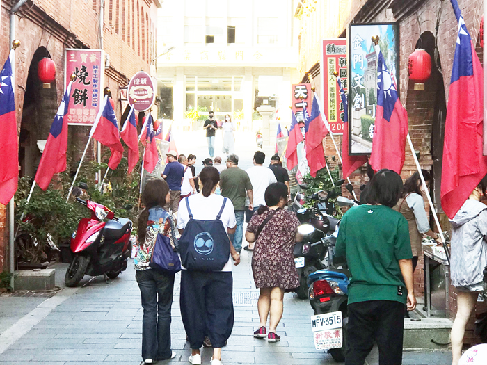 金門縣政府全力衝刺振興觀光,在疫情趨緩後搶先推出「金門369旅遊振興券」活動,活動首周金門著名景點逐漸湧現遊客人潮,許多商家也成功吸引遊客「登門」旅遊消費。(縣府觀光處提供)