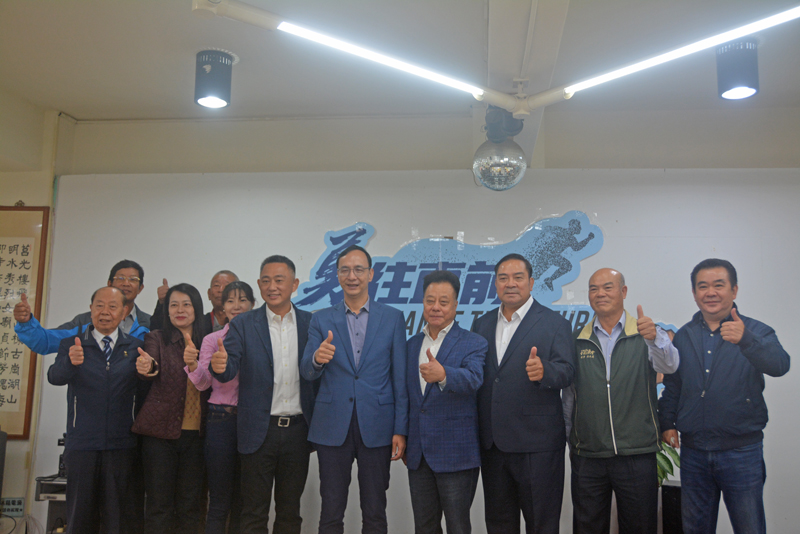 主席朱立倫和縣長楊鎮浯、議長洪允典、黨員合影。(許加泰攝)