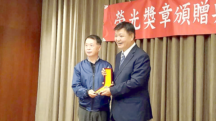 國軍退除役官兵輔導委員會由輔導會副主任委員李文忠頒發榮光獎章給前榮服處處長呂媽定），肯定對於國軍退除役官兵的貢獻。（詹宗翰攝）