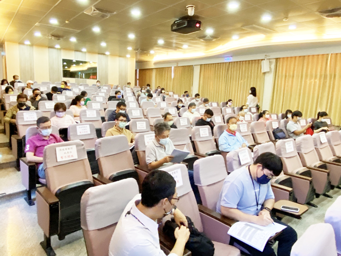 縣府再推出一系列建管都計法令研習,11月份首場次研習由建設處副處長李銘培主持開場。(縣府建設處提供)