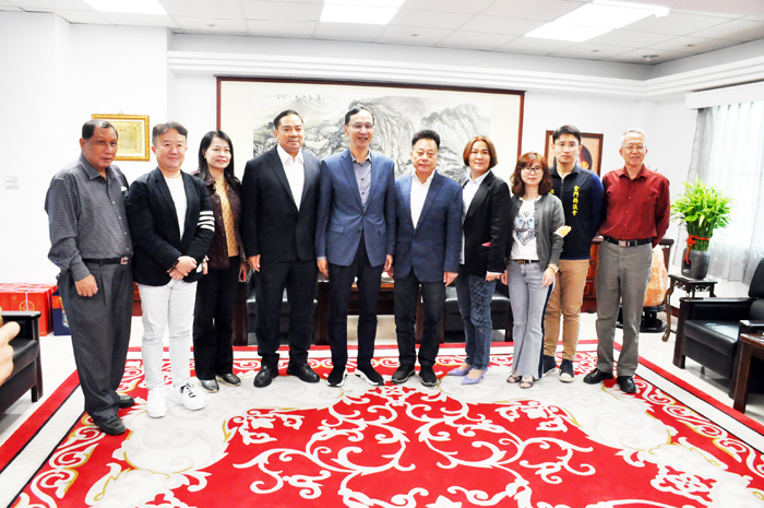 議長洪允典與國民黨主席朱立倫座談，並在會後合影。（楊水詠攝）