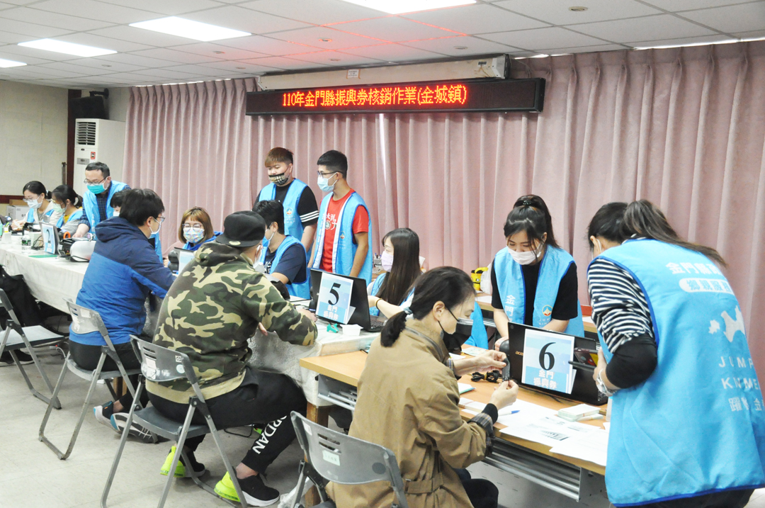 金門縣長楊鎮浯今天到金城鎮公所核銷據點,實地關心商家申請核銷情況,並慰問縣府核銷同仁辛苦。(楊水詠攝)
