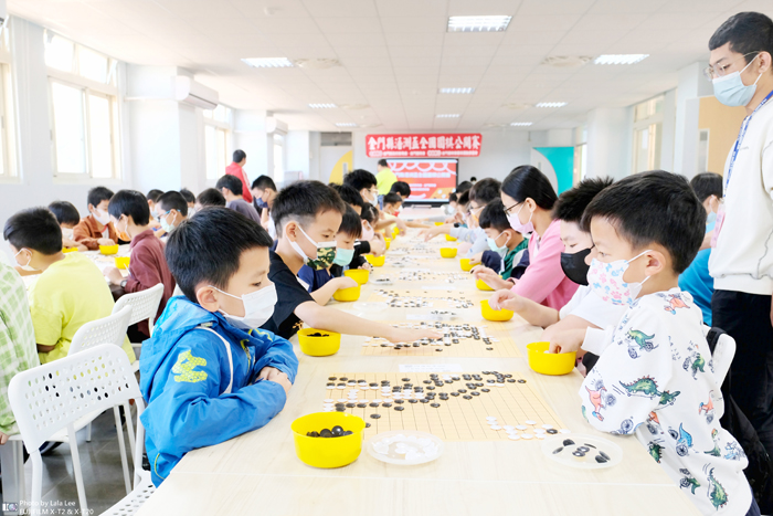 此次圍棋公開賽，開啟孩子日後在金門比賽取得升段的機會。（金門體育圍棋運動委員會提供）