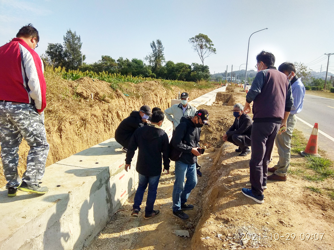 環島北路道路拓寬工程工地挖掘出棄置的貝殼及磚瓦碎片等物,一度疑為貝塚遺址,經專家現勘判定非文化層。(文化局提供)