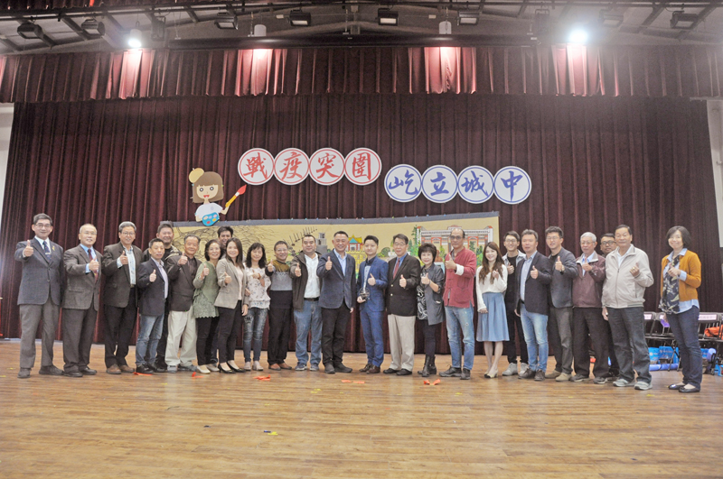 金門縣立金城國民中學今日舉行建校五十七週年校慶活動,縣長楊鎮浯親自出席母校校慶大會,並頒獎表揚常四偉等十七位傑出校友。(李增汪攝)
