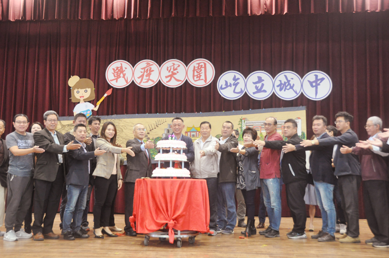 金門縣立金城國民中學今日舉行建校五十七週年校慶活動,縣長楊鎮浯親自出席母校校慶大會,並頒獎表揚常四偉等十七位傑出校友。(李增汪攝)