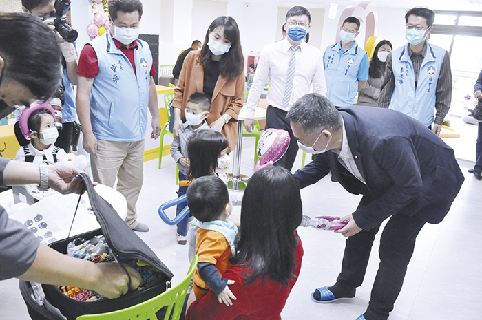 縣長楊鎮浯參觀金湖托育資源中心內部設施，並與館內親子互動，場面溫馨。（楊水詠攝）
