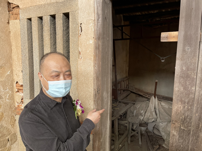 金門縣定古蹟官澳藏興古厝修繕暨活化工程開工動土,所有權人代表引領與會貴賓入內參觀,所 有權人代表張少貢說明過往古厝的情形,感謝縣府協助修繕,延續古蹟之價值,後續亦會配合縣府之活用規劃。(陳麗妤攝)