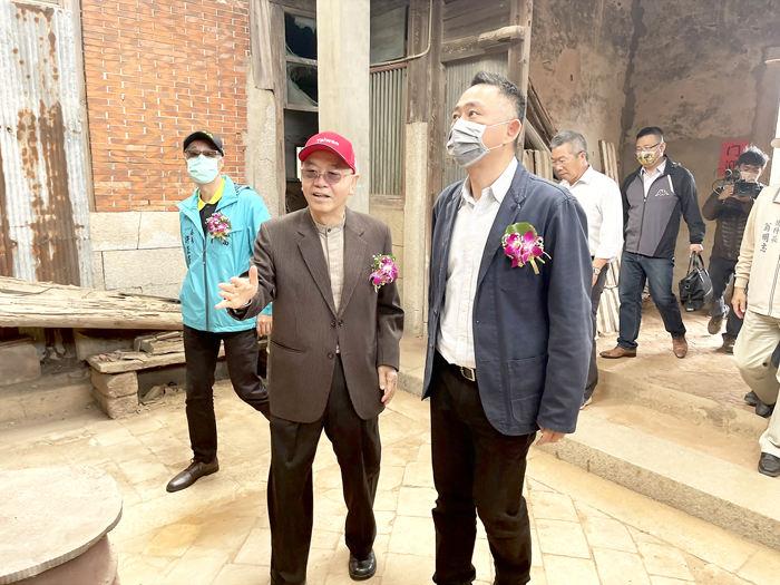 楊定成,引領參觀。(陳麗妤攝)