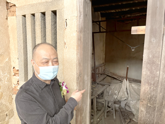 張少貢說明古厝過往。(陳麗妤攝)