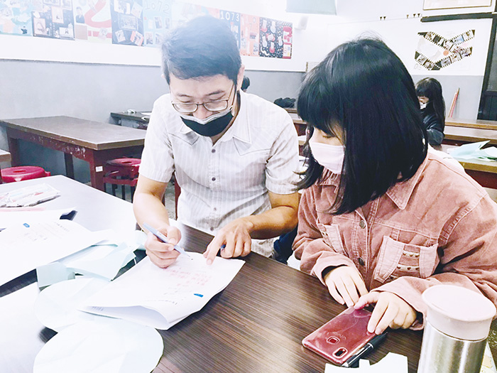 金沙國中輔導室「生涯發展教育系列活動」,首場次「靜心寫美字工作坊」邀請知名藝術家葉曄到場分享自身職涯探索歷程,並引導學生找尋自己的天賦,助益未來職涯規劃。(金沙國中提供)