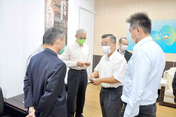 金門縣政府秘書長陳朝金昨會見關務署高雄關副關務長陳木榮一行,針對離島海關業務執法、運作層面多面向探討及多方交換意見。(楊水詠攝)
