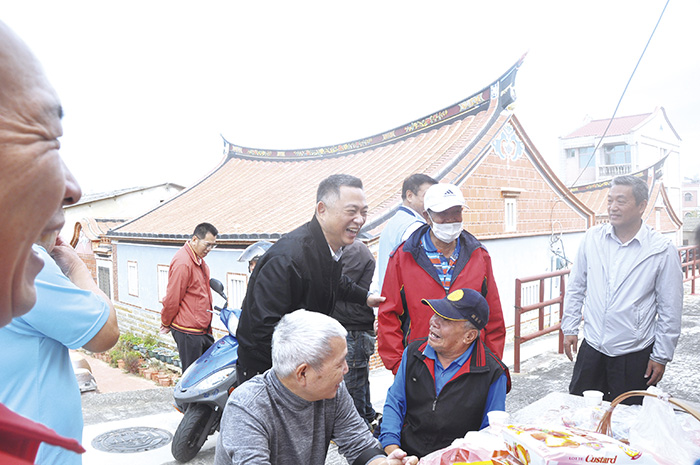 縣長楊鎮浯昨日上午前往湖峰雙忠廟、古寧頭南山鎮西宮醮慶參拜，以及抵西堡威震天門向張府五位千歲聖誕千秋敬祭，並獻上爐敬金，和鄉親話家常與聽取建言。（李增汪攝）