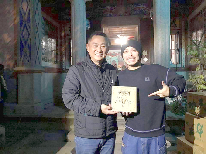 金門縣長楊鎮浯昨在臉書分享大馬歌手黃明志創作觀光推廣歌曲「牆外」感想,並邀請大家到金門走走,體驗一下金門獨有的戰地風情。(圖摘自縣長臉書)