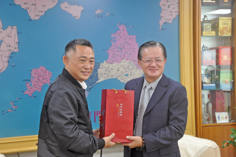 消防署署長蕭煥章今日上午前往金門縣政府拜會縣長楊鎮浯,楊縣長就金門消防人力部份,拜託署長就金門縣消防局提出分六階段補齊計畫多幫忙。(李增汪攝)