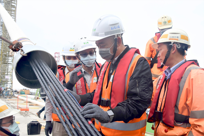 金門大橋第一根外置預力鋼索正式吊掛上纜,縣長楊鎮浯登上樓高16層的大金門端P48主橋塔工地,實地瞭解鋼索上纜的作業情形。(翁維智攝)
