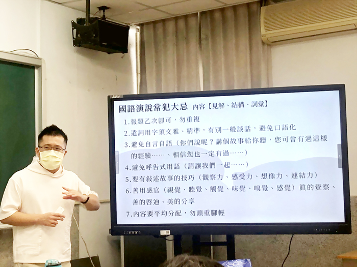 台南一中陳禹齊老師蒞金授課情形。（金沙國中提供）