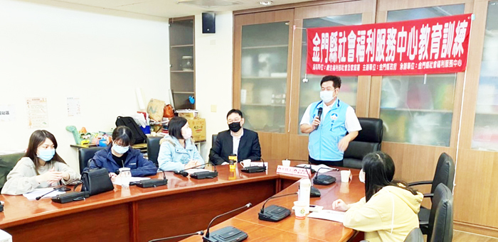 社會處長董燊主持社工員教育訓練,期許與訓學員藉專業素養的提升,強化個人在職場的危機應變能力。(縣府社會處提供)