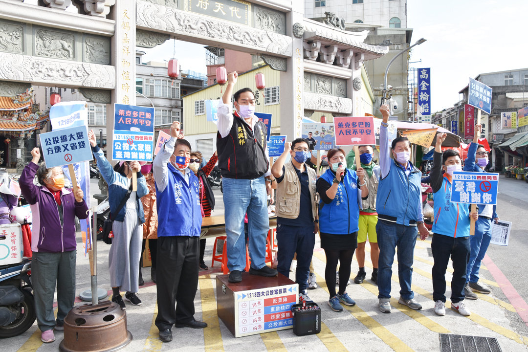 國民黨金門縣黨部主委吳興邦偕同黨員同志呼籲民眾在公投票上蓋下四個同意。(詹宗翰攝)