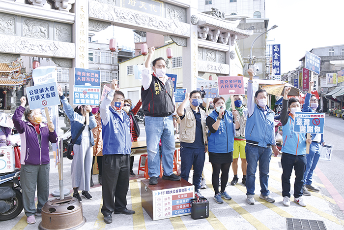 國民黨金門縣黨部主委吳興邦偕同黨員同志呼籲民眾在公投票上蓋下四個同意。（詹宗翰攝）