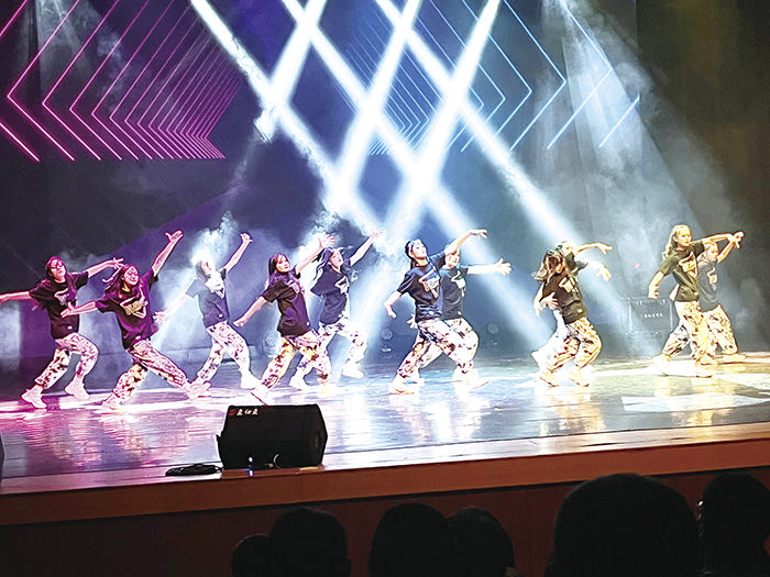 KDC金門流行舞蹈團年度大型舞蹈公演，用排練多時的精彩舞蹈讓台下為之躁動。（文化局提供）