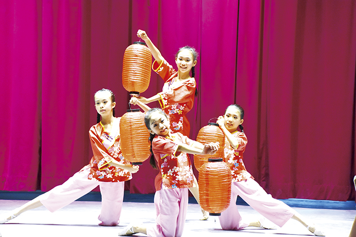 陳景蘭洋樓百年紀念活動，金湖鎮邀請台北美江舞蹈團與金門棠風舞蹈團共演，演繹濃濃的客家舞曲。（詹宗翰攝）