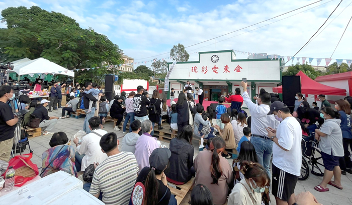 110年金沙鎮高粱老街風獅爺文化季「風獅爺瘋音樂X快閃市集」，逾1500位鄉親和遊客到場，逛市集、欣賞表演，共度美好假日時光。（陳麗妤攝）